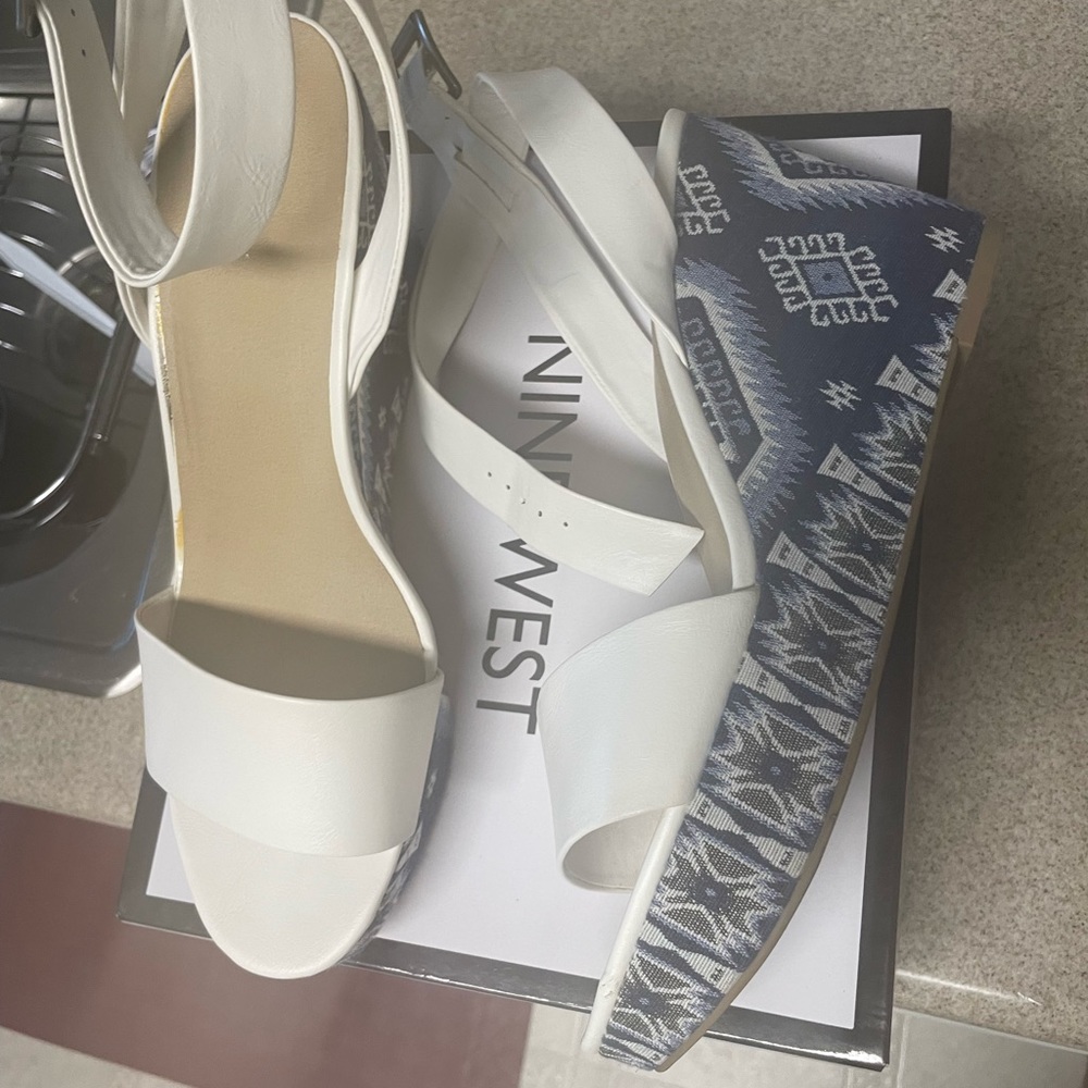 Gently used Nine West blue and white chunky heels.